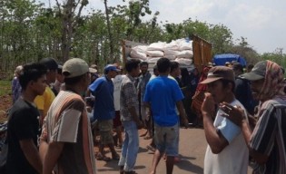 Petani Tuban Sandera Truk Pupuk Bersubsidi Karena Kesal Pupuk Langka