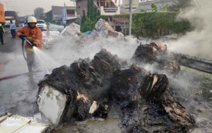 Truk Bermuatan Kertas Terbakar di Jalur Tol Banyu Urip Surabaya