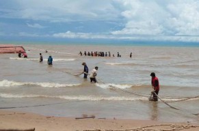 Dihajar Ombak Pantai Tuban, KM Putri Tengkurap Tak Berdaya