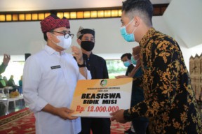 Bupati Azwar Anas Kembali Serahkan Beasiswa Banyuwangi Cerdas Untuk 303 Mahasiswa