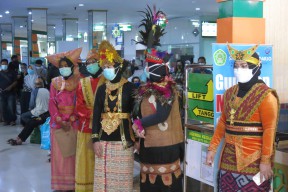 Serunya RSI Siti Hajar Peringati Hari Ibu dengan Busana Adat Daerah
