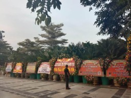 Risma Mensos, Balai Kota Dibanjiri Karangan Bunga Ucapan Selamat