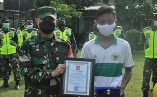 Pemecah Rekornas Juggling Putra Prajurit TNI, Dandim Gresik Beri Penghargaan