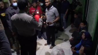 Ngebom di Masjid, Tim S Ipong Muchlissoni Digrebek Warga