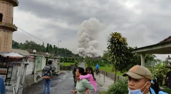 Semeru Muntah Awan Panas, Warga Panik Lari Berhamburan