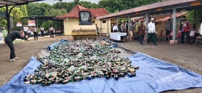 Ribuan Botol Miras dari Saronggi Dimustanah Polres Sumenep