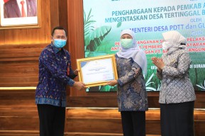 Pemkab Gresik Sukses Meraih Penghargaan Pengentasan Desa Tertinggal