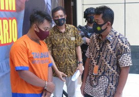 Pria Ini Pamerkan 'Cucak Rowo' di Depan Anak-anak, Pak Polisi Langsung Meringkusnya