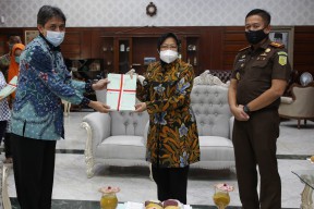 Dibantu Kejari, Wali Kota Risma Terima 29 Sertifikat Aset Pemkot
