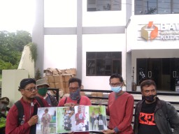 Bawaslu Kota Surabaya Diluruk Pengunjukrasa