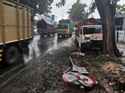 Apes....Tarik Dump Truk Penyebab Laka Pertigaan Bungah, Mobil Derek Ini Ikut Ikutan Nabrak Mobil dan Tiang