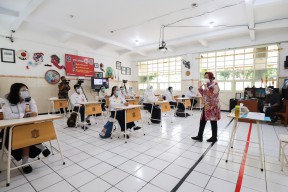 Jadi Guru Dalam Simulasi Sekolah Tatap Muka, Risma Berharap Segara Dapat Gambaran Kedepannya