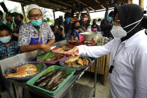 Wali Kota Risma Resmikan Kompleks Sentra Ikan Romokalisari