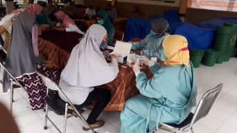 Cegah Klaster Keluarga, TP PKK Gresik Lakukan Rapid Test Untuk Ibu Rumah Tangga