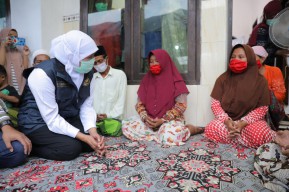 Khofifah Kunjungi Keluarga Dua Bocah Korban Hanyut di Sampang