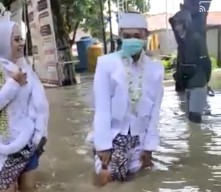 Viral, Pasangan Mempelai Terobos Banjir di Gresik