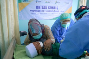 Petrokimia Gresik dan RS Grha Husada Khitan 23 Anak Sekitar Pabrik