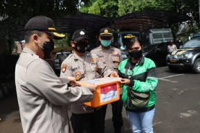 Di Gresik, Polisi Bagi bagi Sembako Untuk Ojol Hingga Penyandang Disabilitas