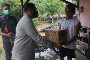Beri Bantuan Korban Banjir Bandang, Kapolres Bojonegoro ke Kampung-kampung