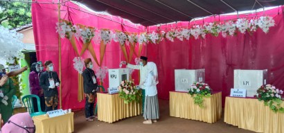Pilkada Sumenep Diguyur Hujan, Cabup Achmad Fauzi Hadir Pertama di TPS