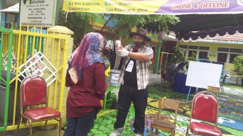 ‘Si Koboi’ Pemburu Covid-19 Siaga di TPS Saat Pilbup Gresik
