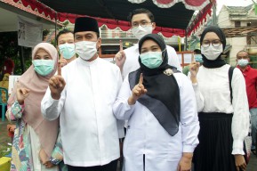 Pak Qosim dan Keluarga Besar ke TPS 10 Yosowilangun, Dokter Alif dan Istri ke TPS 10  Sembayat