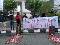 Hari HAM Sedunia, Mahasiswa di Gresik Gelar Aksi Tabur Bunga