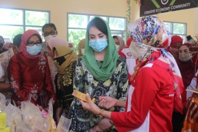 Arumi Bachsin Jadi Pusat Perhatian Pengunjung Festival Milenial di Bakorwil Bojonegoro