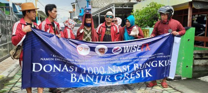 Peduli Korban Banjir, GresikBaik Bersama Wisefx Bagikan Seribu Nasi Bungkus dan 100 Jaket
