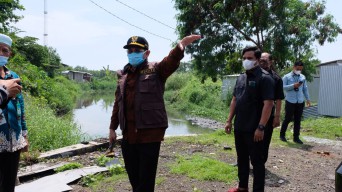 Diwaduli Warga Soal Air Sungai Tersumbat, Pj Bupati Hudiyono Langsung Turun Gunung