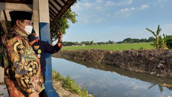 Warga Gotong Royong Bersihkan Kali Avour Geluran, Pj Bupati Sidoarjo Tertarik Melihatnya