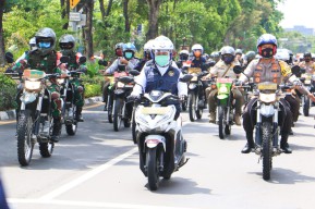 Khofifah Kendarai Motor Tinjau Gereja-gereja di Surabaya