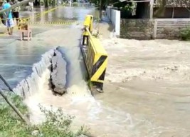 Digerus Banjir Kali Lamong, Jembatan Menuju Kantor Kecamatan Benjeng Terbelah