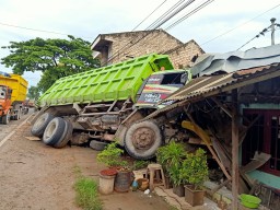 Gas Ngeblong Tronton Gasak Truk, Rumah dan Satu Motor di Jalan Raya Wadeng Sidayu Gresik