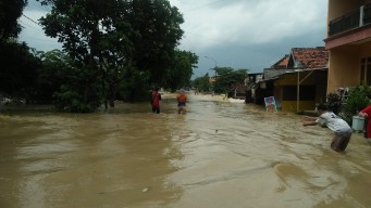 Banjir Kali Lamong Gresik Makan Korban, Remaja Perempuan Hilang Terseret Arus