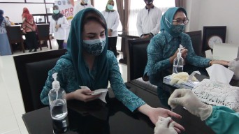 Arumi Dardak Pimpin Ibu-Ibu PKK Jawa Timur Ikuti Rapid Test