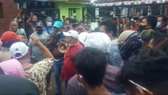 Tokoh Masyarakat Ditahan Kejaksaan, Warga Desa Bulusari Kecamatan Gempol Luruk Balai Desa