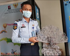 Napi di Rutan Gresik Bikin Miniatur Burung Untuk Keluarga