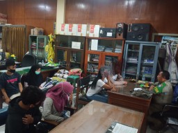 Enak-enak Berduaan di Kamar, Pasangan Mahasiswa dan Pelajar di Bojonegoro Tak Berkutik Didatangi Satpol PP