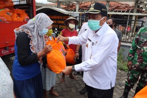 Kunjungi Korban Banjir Desa Dungus Cerme, Bupati Sambari Minta Maaf