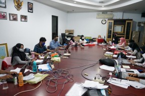 Relawan Milenial Kelana-Astutik Lakukan Input Data Pemilih