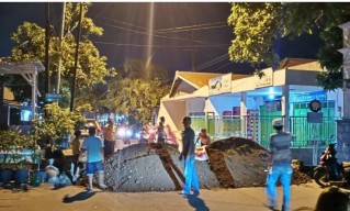 Warga Desa Kemiri Hadang Eksekusi Balai Desa
