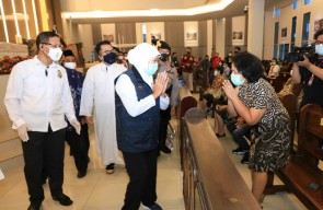 Jelang Misa Natal, Khofifah Kunjungi Gereja di sidoarjo