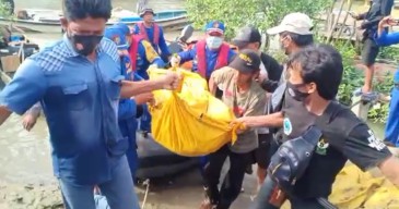 Reno, Pelajar SMP Yang Hanyut di Kali Lamong Akhirnya Ditemukan Mengapung di Bawah Jembatan Segoromadu