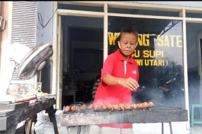 Sate Sop Bu Supi, Tanpa Digigitpun, Dagingnya Bisa Ambyar