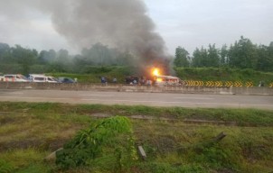 Elf Vs Truk di Tol Ngawi-Kertosono, Terbakar dan Tewaskan Tiga Orang