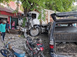Rem Ngeblong, Dump Truk Gasak 4 Mobil 1 Elf dan 4 Motor di Pertigaan Bungah Gresik