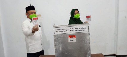 Khozanah Hidayati Salurkan Suara di TPS 03 Kutorejo Tuban