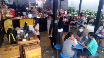 Tunjukan Jari Usai Nyoblos, Kafe di Sidoarjo ini Berikan Diskon 15 Persen.