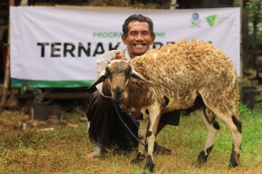 PJB Salurkan Zakat dengan Program Ternak Berdaya Bagi Warga Miskin